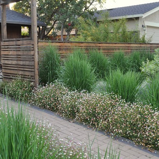 Exemple d'un jardin avant asiatique avec un massif de fleurs.