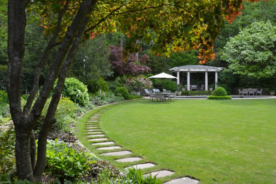 Foto de jardín tradicional en patio trasero con jardín francés y exposición total al sol