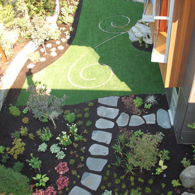 Design ideas for an eclectic backyard stone landscaping in Seattle.