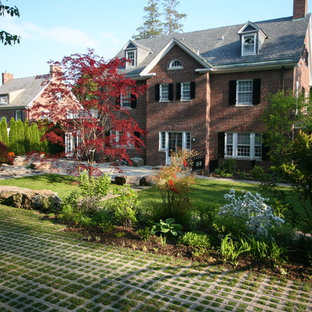 This is an example of a traditional landscaping in Baltimore.