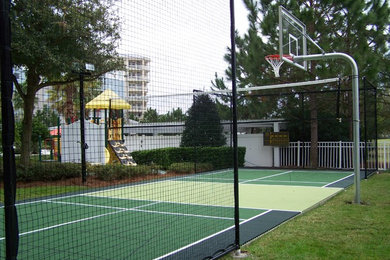 Свежая идея для дизайна: большая спортивная площадка на заднем дворе в современном стиле - отличное фото интерьера