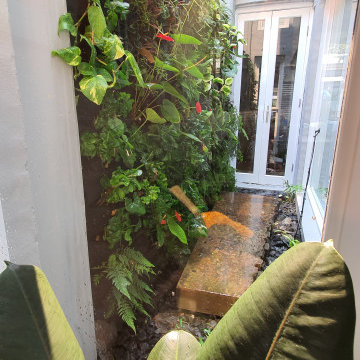 Green Wall-Modernist Courtyard