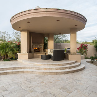 Großer Mediterraner Garten hinter dem Haus mit Kamin und Natursteinplatten in Phoenix