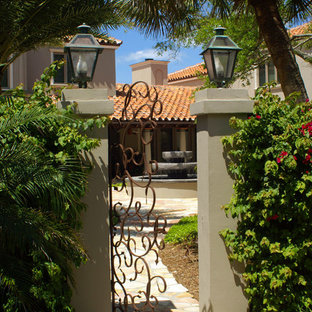 Immagine di un giardino tropicale in cortile