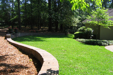 Ejemplo de jardín grande en patio trasero con exposición total al sol y adoquines de piedra natural