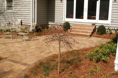 Imagen de jardín grande en patio trasero con exposición total al sol y adoquines de piedra natural