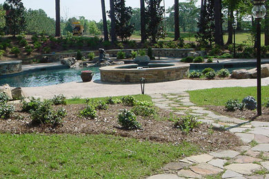 Großer Garten hinter dem Haus mit direkter Sonneneinstrahlung und Natursteinplatten in Atlanta