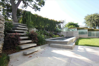Inspiration for a modern garden in Los Angeles with a water feature.