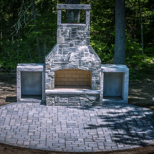 Großer, Halbschattiger Klassischer Garten im Sommer, hinter dem Haus mit Kamin und Betonplatten in Portland Maine