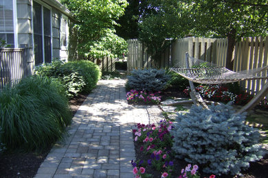 Diseño de camino de jardín ecléctico de tamaño medio en verano en patio trasero con exposición reducida al sol y adoquines de hormigón