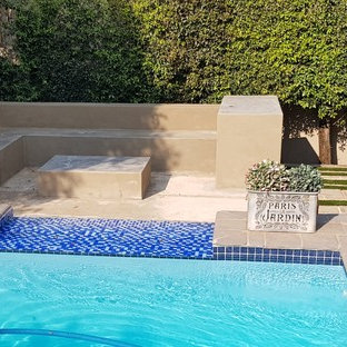Mittelgroßer Eklektischer Garten neben dem Haus mit Kamin, direkter Sonneneinstrahlung und Betonplatten in Sonstige