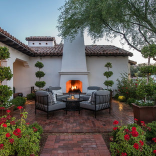 Moderner Vorgarten im Frühling mit Kamin, direkter Sonneneinstrahlung und Pflasterklinker in Phoenix