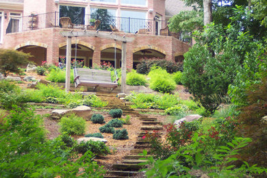 アトランタにある中くらいなトラディショナルスタイルのおしゃれな庭 (庭への小道、天然石敷き) の写真