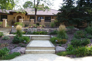 デンバーにある広いトラディショナルスタイルのおしゃれな前庭 (庭への小道、天然石敷き、ゼリスケープ) の写真