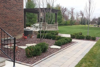 Источник вдохновения для домашнего уюта: большой участок и сад на заднем дворе с мощением клинкерной брусчаткой