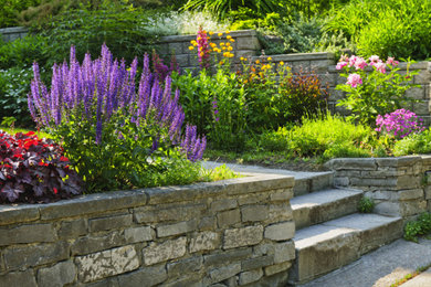 Foto de camino de jardín clásico de tamaño medio en verano en patio trasero con jardín francés, exposición total al sol y adoquines de piedra natural