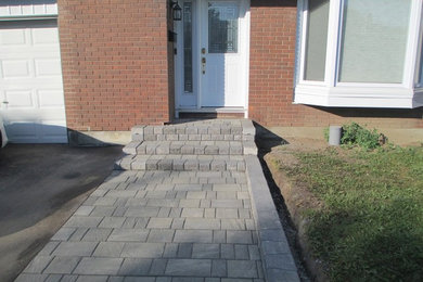 Photo of a transitional front yard landscaping in Ottawa.