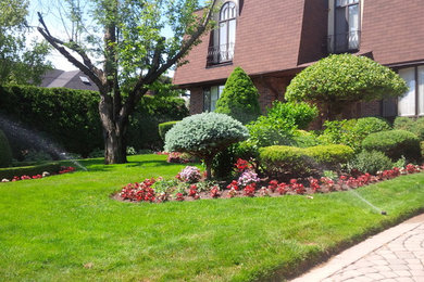 Modelo de jardín clásico en patio delantero