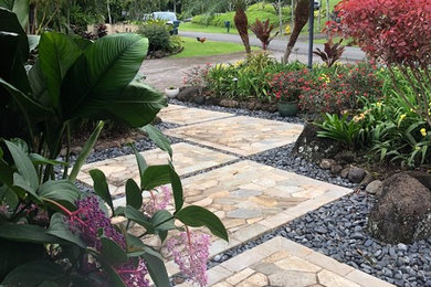 Design ideas for a large beach style front driveway garden in Hawaii.