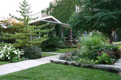 Inspiration for a traditional landscaping in Chicago.
