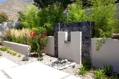 Inspiration for a modern landscaping in Albuquerque.