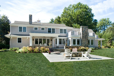 Geometrischer, Großer Klassischer Garten hinter dem Haus mit Feuerstelle, direkter Sonneneinstrahlung und Natursteinplatten in Providence