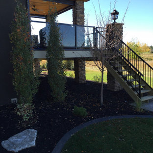 Großer Klassischer Hanggarten mit Sichtschutz und Mulch in Calgary