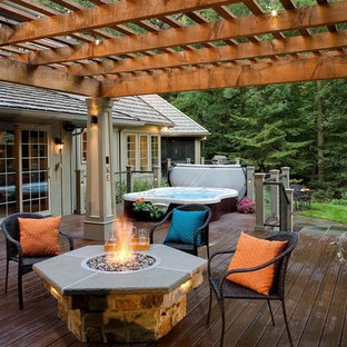 Mittelgroßer, Halbschattiger Garten im Sommer, hinter dem Haus mit Kamin und Dielen in Minneapolis