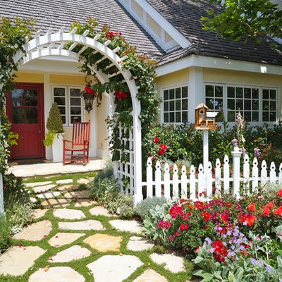 Design ideas for a traditional front yard stone landscaping in Los Angeles.