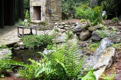 Cette photo montre un jardin arrière chic l'été avec une exposition partiellement ombragée, des pavés en pierre naturelle et une cheminée.