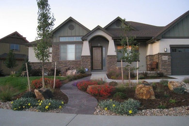 Diseño de camino de jardín de estilo americano en patio delantero con exposición total al sol y adoquines de piedra natural