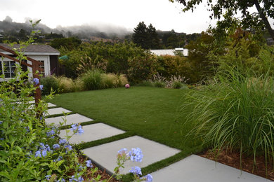 Стильный дизайн: регулярный сад на заднем дворе в стиле модернизм - последний тренд