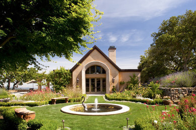 Imagen de camino de jardín tradicional grande en patio trasero con exposición total al sol, jardín francés y mantillo