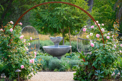 Свежая идея для дизайна: огромный солнечный засухоустойчивый сад на заднем дворе с хорошей освещенностью и покрытием из гранитной крошки - отличное фото интерьера