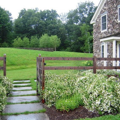 Design ideas for a huge traditional full sun side yard stone landscaping in New York for summer.