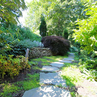 Design ideas for a traditional backyard stone landscaping in Philadelphia.