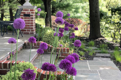 Foto de jardín clásico grande en patio trasero con exposición parcial al sol, adoquines de piedra natural y camino de entrada