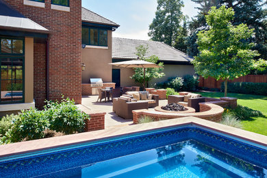 Diseño de jardín clásico grande en patio trasero con brasero, exposición total al sol y adoquines de piedra natural