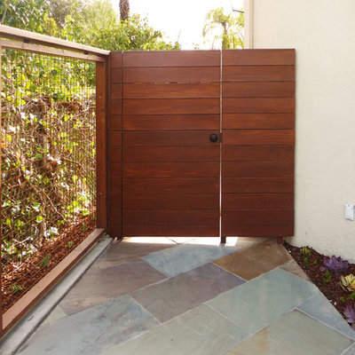 Design ideas for a large modern full sun backyard stone landscaping in Los Angeles.