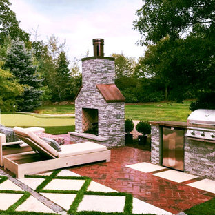 Kleine Moderne Gartenkamin hinter dem Haus mit direkter Sonneneinstrahlung und Granitsplitt in Boston