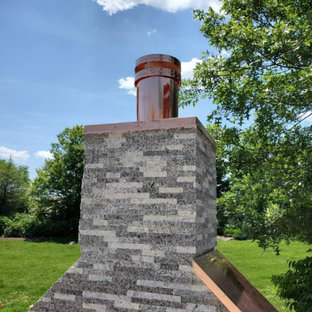 Kleine Moderne Gartenkamin hinter dem Haus mit direkter Sonneneinstrahlung und Granitsplitt in Boston