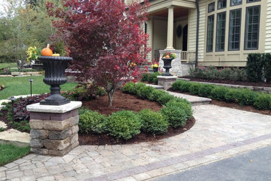 Idées déco pour un jardin avant classique de taille moyenne avec des pavés en béton.