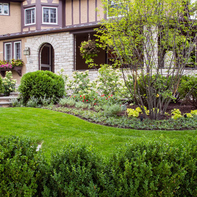 Design ideas for a traditional front yard landscaping in Chicago.