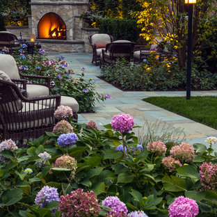 Geometrischer, Großer, Halbschattiger Klassischer Garten hinter dem Haus mit Natursteinplatten und Kamin in Chicago