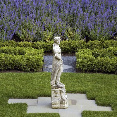 Photo of a traditional backyard formal garden in Chicago.