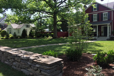На фото: большой участок и сад на переднем дворе в стиле кантри с полуденной тенью и покрытием из каменной брусчатки с