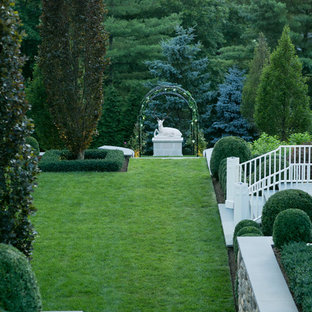 Foto di un grande giardino classico esposto in pieno sole dietro casa in estate con un ingresso o sentiero e pavimentazioni in pietra naturale