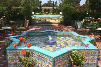 サンタバーバラにある地中海スタイルのおしゃれな庭の写真