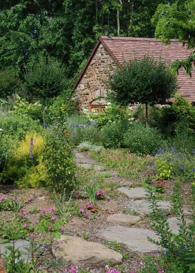 Rustic Garden by Archer & Buchanan Architecture, Ltd.
