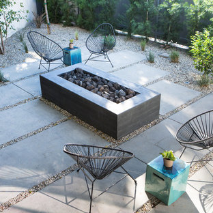 75 Beautiful Small Landscaping With A Fire Pit Pictures Ideas August 2021 Houzz